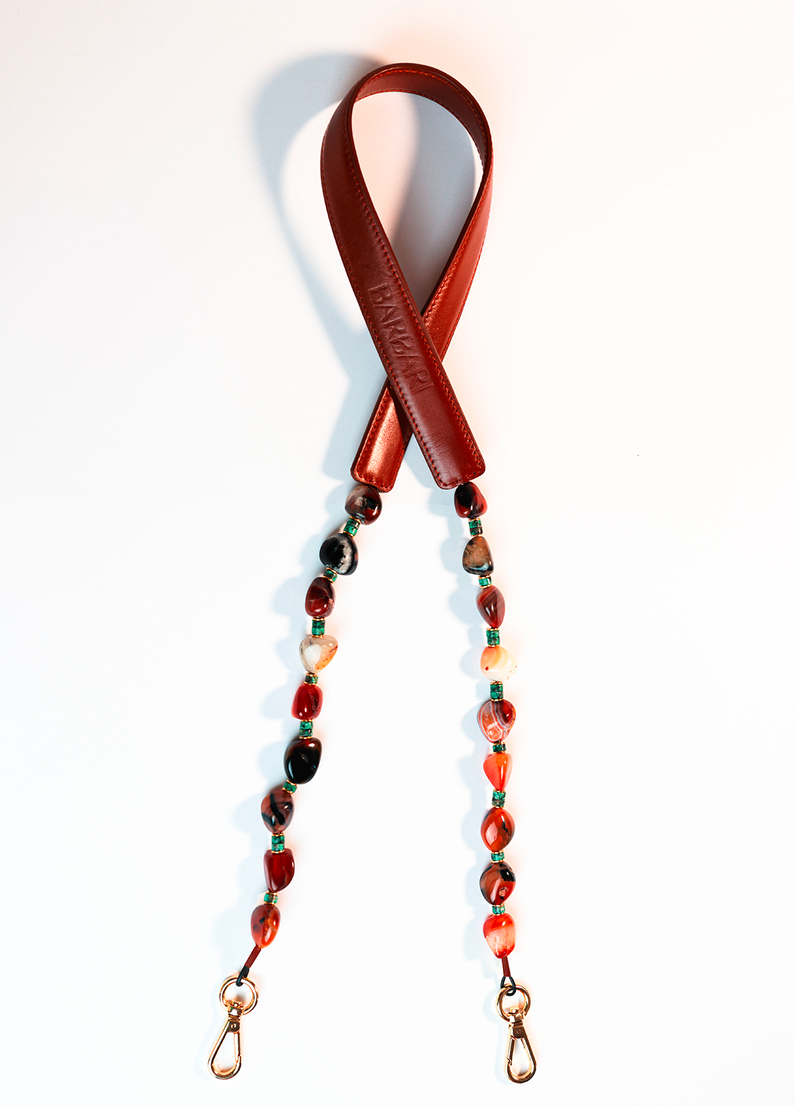 L’audacieuse bandoulière Gaia est fabriquée entièrement à la main dans notre atelier Parisien. L’association cuir de vachette et pierres d’agate cornaline, un incontournable de la collection Évolution. Une création exclusive pour un look unique.