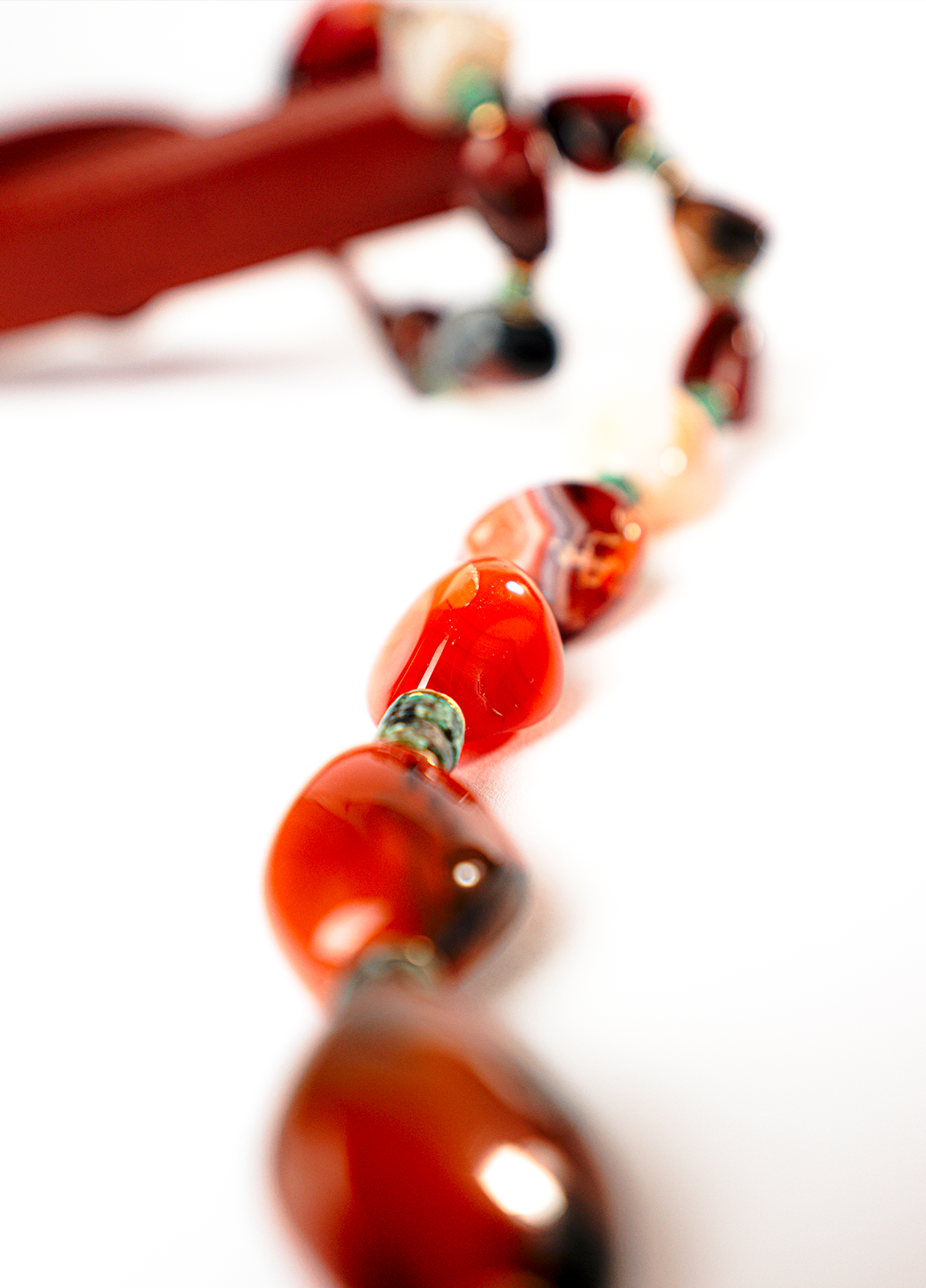 L’audacieuse bandoulière Gaia est fabriquée entièrement à la main dans notre atelier Parisien. L’association cuir de vachette et pierres d’agate cornaline, un incontournable de la collection Évolution. Une création exclusive pour un look unique.