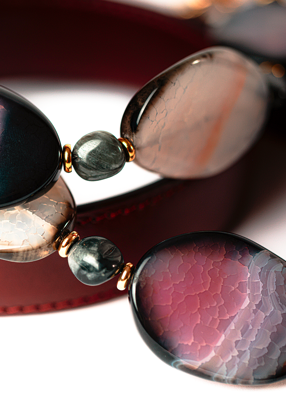 Notre iconique bandoulière Joy est fabriquée entièrement à la main dans notre atelier Parisien. La rencontre exclusive entre cuir de vachette et pierres d’agate, un coup de cœur inéluctable. Un bijou audacieux créé pour rendre vos tenues uniques.