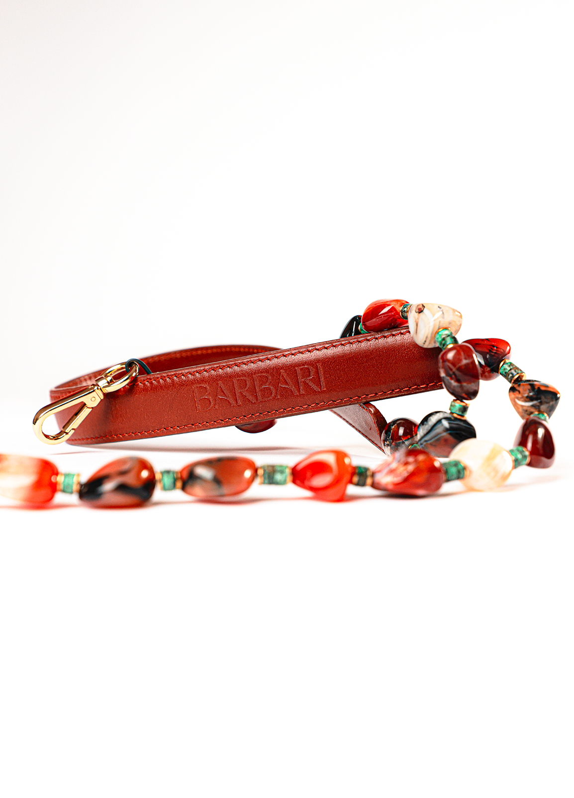 L’audacieuse bandoulière Gaia est fabriquée entièrement à la main dans notre atelier Parisien. L’association cuir de vachette et pierres d’agate cornaline, un incontournable de la collection Évolution. Une création exclusive pour un look unique.