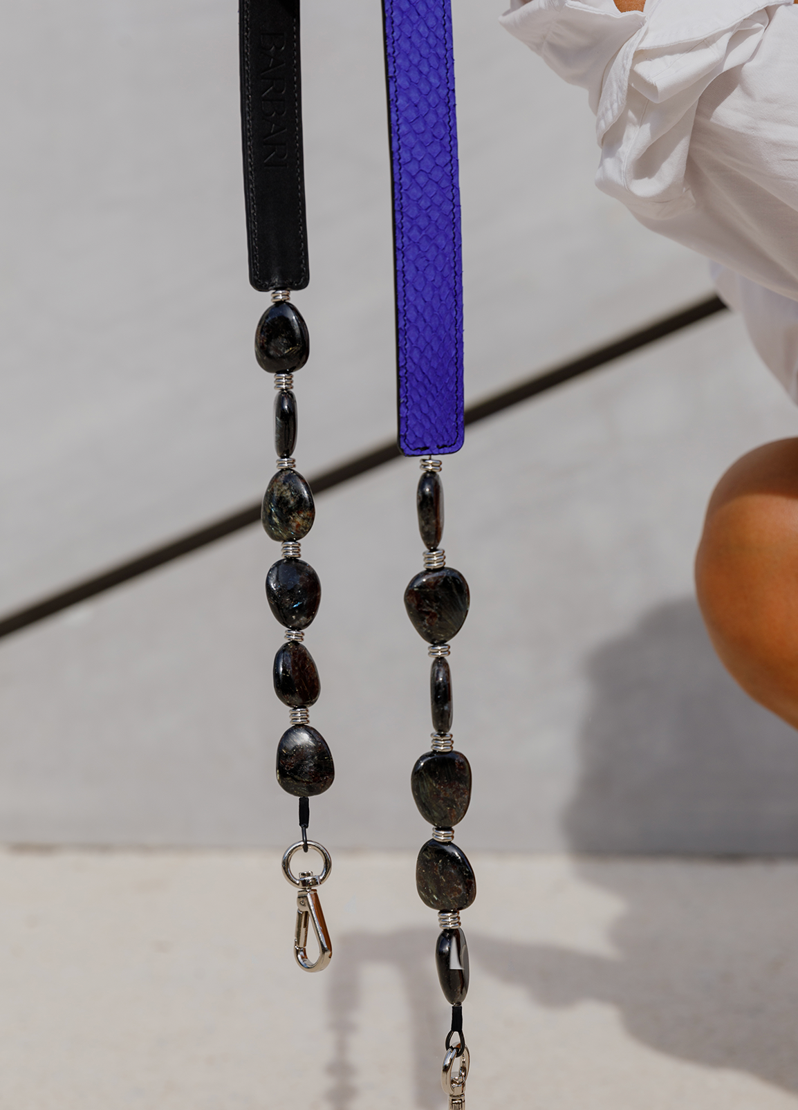 La mystérieuse bandoulière Aura est fabriquée entièrement à la main dans notre atelier Parisien. La rencontre impromptue entre cuir marin et pierres d’astrophyllite, une surprise haute en couleur. Un bijou chic et tendance créé pour apporter la touche d’originalité à vos tenues.