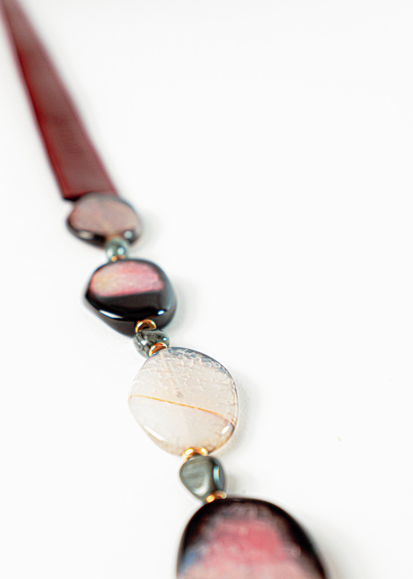 Notre iconique bandoulière Joy est fabriquée entièrement à la main dans notre atelier Parisien. La rencontre exclusive entre cuir de vachette et pierres d’agate, un coup de cœur inéluctable. Un bijou audacieux créé pour rendre vos tenues uniques.